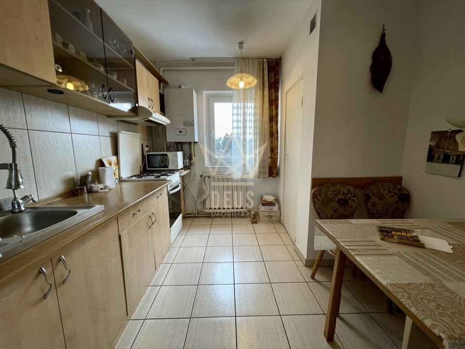 Apartament cu 3 camere decomandate zona UMF !