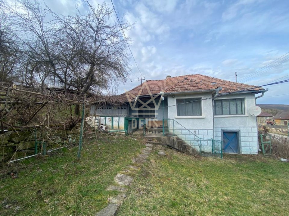 Casa spre vanzare in zona linistita cu actele la zi!