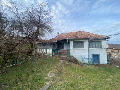 Casa spre vanzare in zona linistita cu actele la zi!