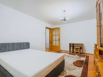 Apartament cu 3 camere decomandat 