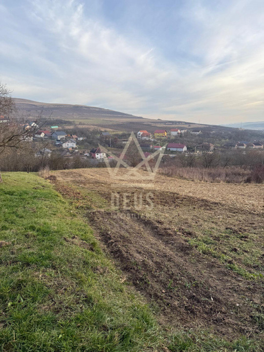  Teren intravilan cu priveliste, in Valcele!