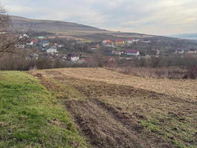  Teren intravilan cu priveliste, in Valcele!
