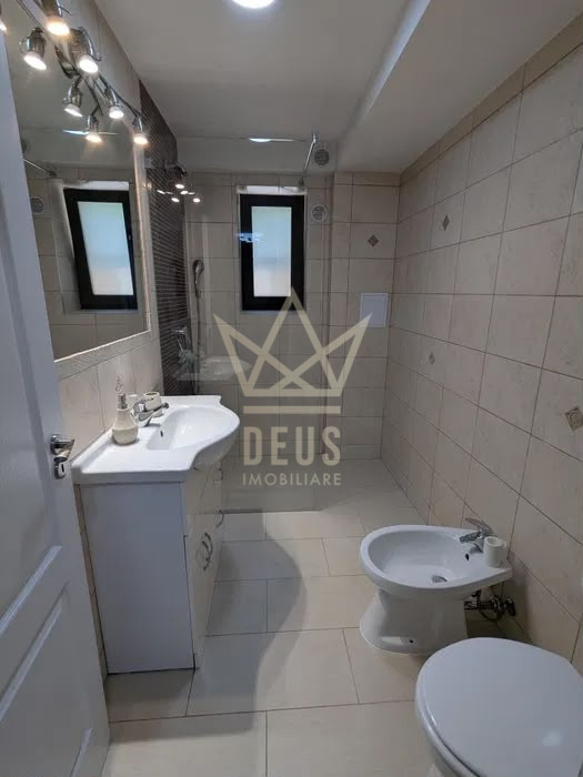 Apartament cu 2 camere decomandate si loc de parcare